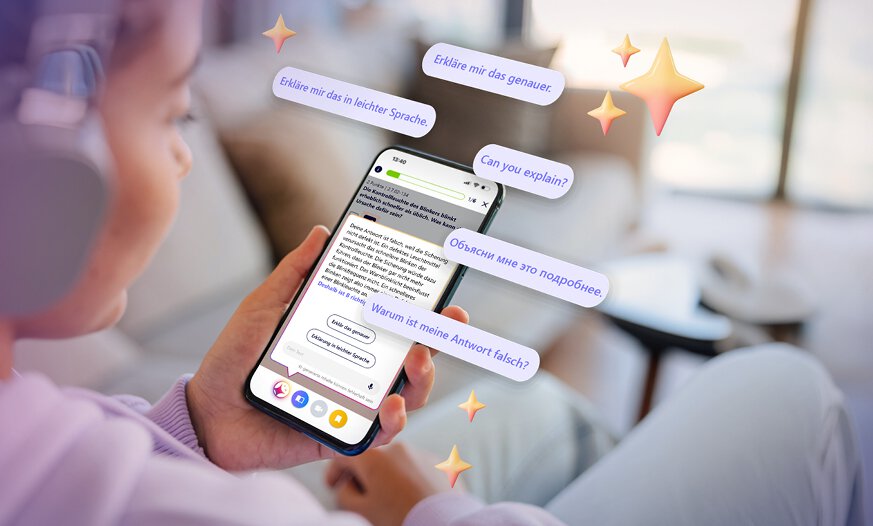 Fahren Lernen Max Premium KI-Lernhilfe Person sitzt auch Couch in hält Smartphone mit der Fahren Lernen App in der Hand. Daneben schwebende Sprechblasen die Chat mit der KI-Lernhilfe darstellen.